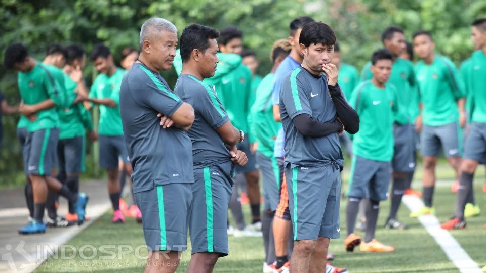 Pelatih Timnas Indonesia U-19, Eduard Tjong serius mengamati seleksi para pemain, Senin (25/07/16). (INDOSPORT/Herry Ibrahim)